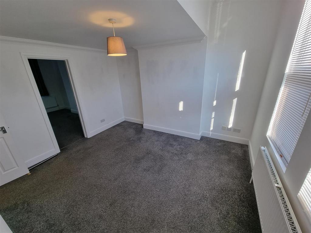 Flat 3 8 Kingsmead Livingroom.jpg