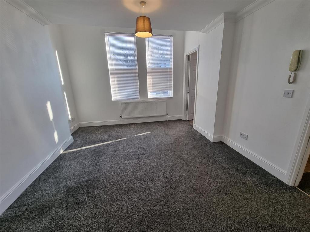 Flat 3 8 Kingsmead Livingroom 2.jpg