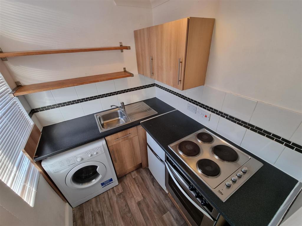 Flat 3 8 Kingsmead Kitchen.jpg