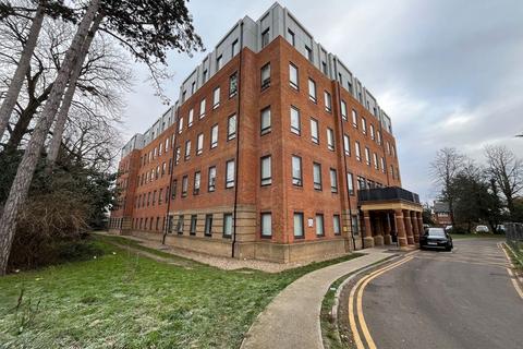 Studio to rent, Green Street, Sunbury-On-Thames TW16