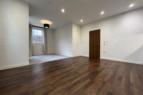 Studio to rent, Green Street, Sunbury-On-Thames TW16