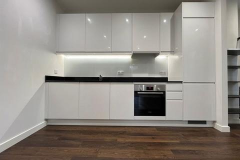 Studio to rent, Green Street, Sunbury-On-Thames TW16