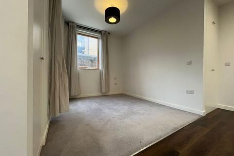 Studio to rent, Green Street, Sunbury-On-Thames TW16
