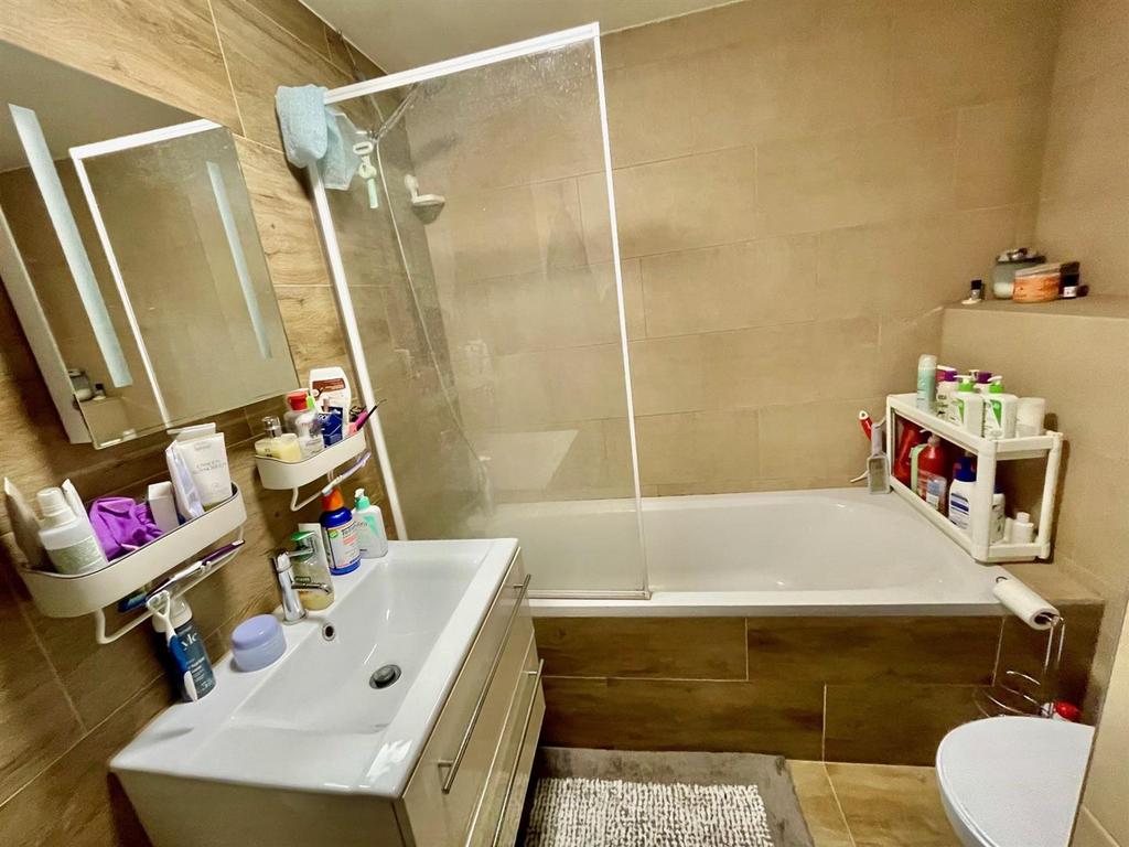 31 A Chace Ave Bathroom.jpg