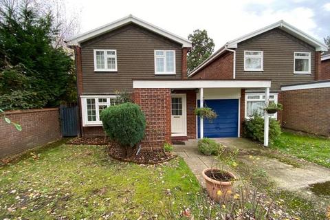 3 bedroom detached house to rent, Wilders Close, Woking GU21