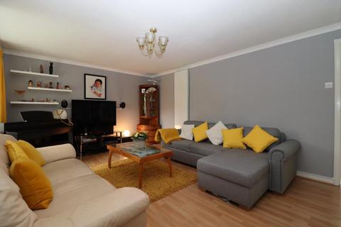 3 bedroom detached house to rent, Wilders Close, Woking GU21