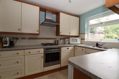 3 bedroom detached house to rent, Wilders Close, Woking GU21