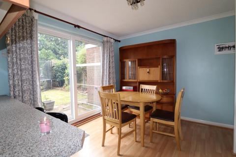 3 bedroom detached house to rent, Wilders Close, Woking GU21