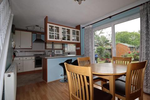 3 bedroom detached house to rent, Wilders Close, Woking GU21