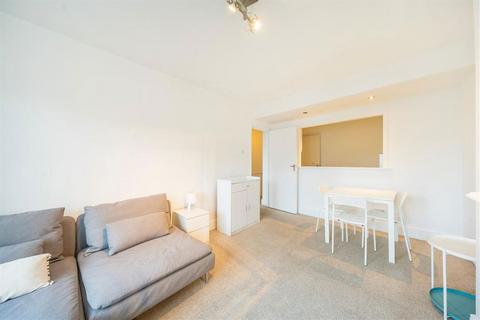 2 bedroom flat to rent, The Broadway, London SW13