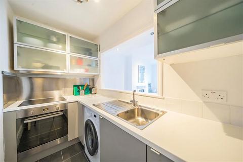 2 bedroom flat to rent, The Broadway, London SW13