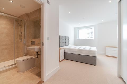 3 bedroom flat to rent, Gateway Tower, London E16