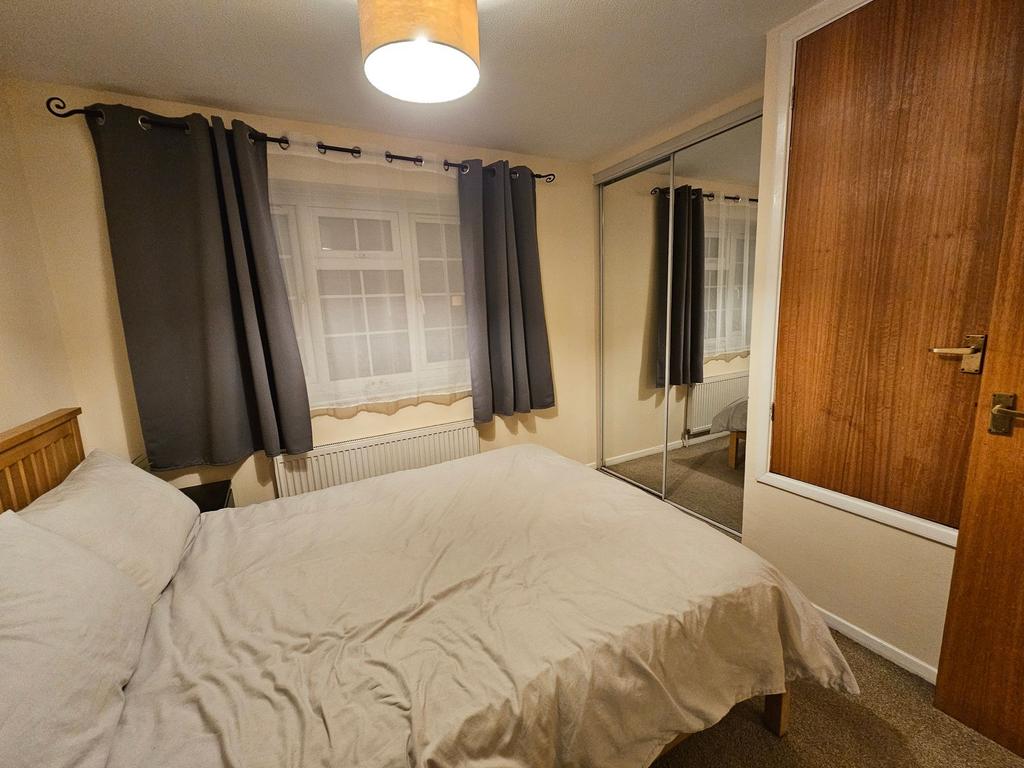 Bright, tidy double bedroom with a comfortable ...