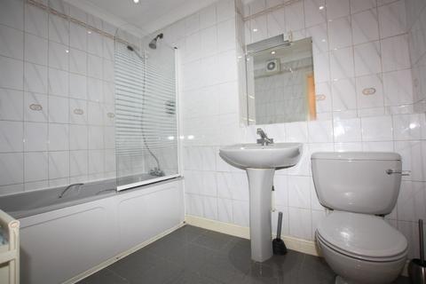 2 bedroom flat to rent, Langham Court, Holmbrook Drive, Hendon, NW4