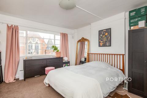 2 bedroom flat to rent, Forest Hill Road, London,                  Vb, SE22