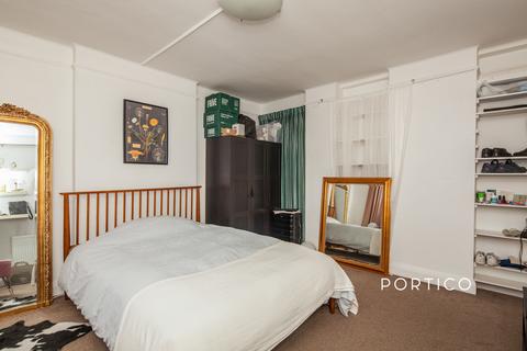 2 bedroom flat to rent, Forest Hill Road, London,                  Vb, SE22