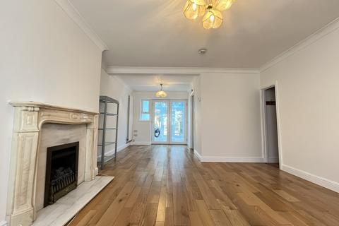 3 bedroom semi-detached house to rent, Fareham