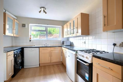 4 bedroom semi-detached house to rent, Newhaven Street, Brighton BN2