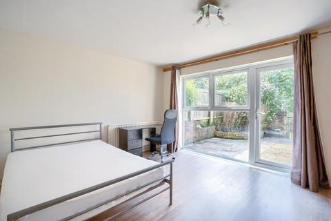 4 bedroom semi-detached house to rent, Newhaven Street, Brighton BN2