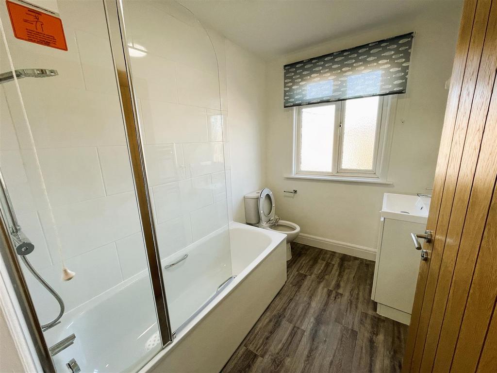 37 Victena Road bathroom.jpeg