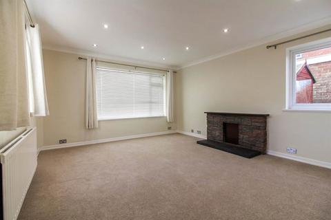 4 bedroom detached house to rent, Camborne Avenue, Aylesbury