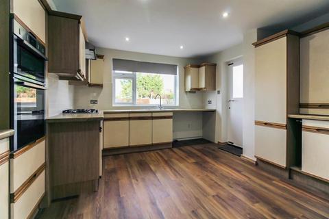 4 bedroom detached house to rent, Camborne Avenue, Aylesbury