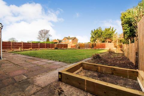 4 bedroom detached house to rent, Camborne Avenue, Aylesbury