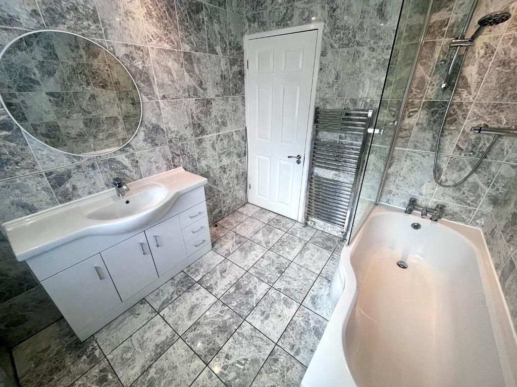 BATHROOM 1.1.jpg