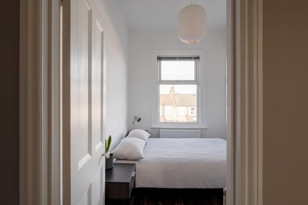 322864 - Tottenhall Road, London N13 - high res...