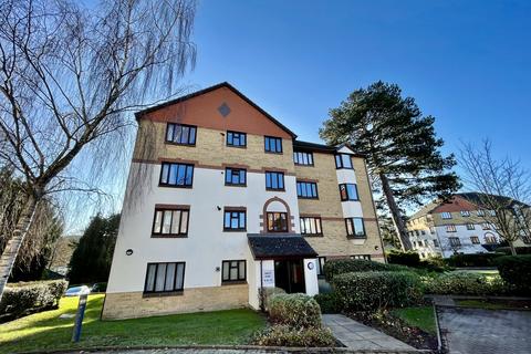 2 bedroom flat to rent, Oakley Court, St. Annes Rise, Redhill, RH1
