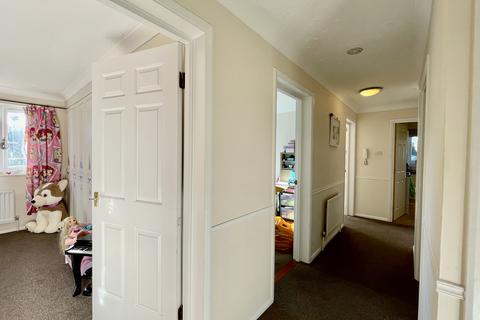 2 bedroom flat to rent, Oakley Court, St. Annes Rise, Redhill, RH1