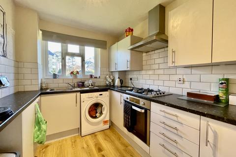 2 bedroom flat to rent, Oakley Court, St. Annes Rise, Redhill, RH1