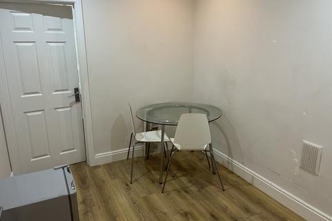 Studio to rent, Moreland Court, NW2