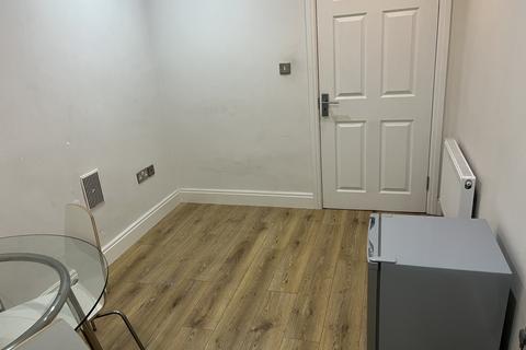 Studio to rent, Moreland Court, NW2