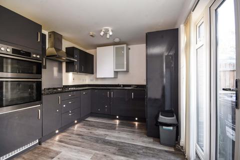 3 bedroom detached house to rent, Kirby Drive, CO4