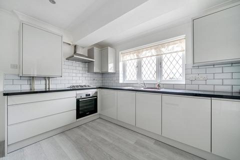 4 bedroom detached house to rent, Hotham Close, Sutton At Hone, Dartford, DA4