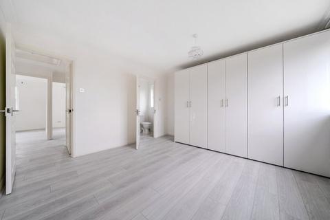 4 bedroom detached house to rent, Hotham Close, Sutton At Hone, Dartford, DA4