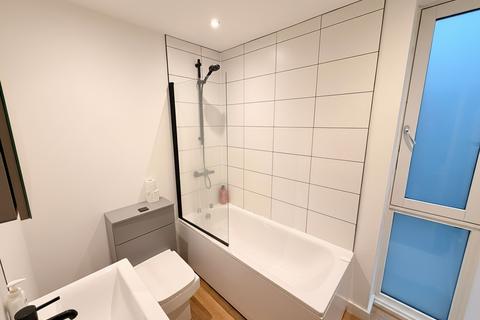 2 bedroom flat to rent, Bank Place, Salford, M3