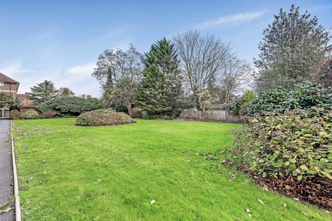 2 bedroom flat to rent, Sheen Court, Richmond TW10