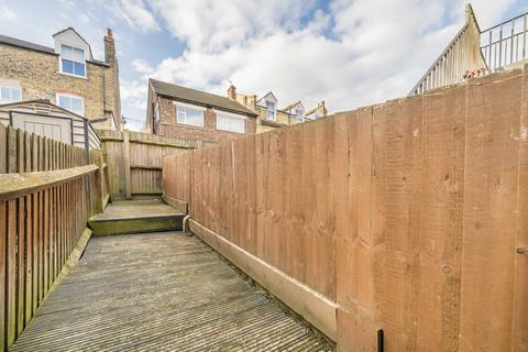 3 bedroom flat for sale, Stapleton Road, London SW17