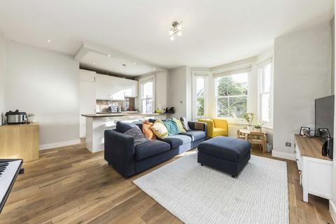 2 bedroom flat to rent, Arlington Gardens, London W4