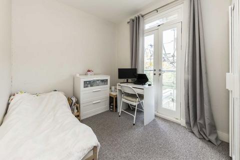 2 bedroom flat to rent, Arlington Gardens, London W4