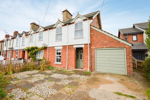 3 bedroom end of terrace house to rent, Holt