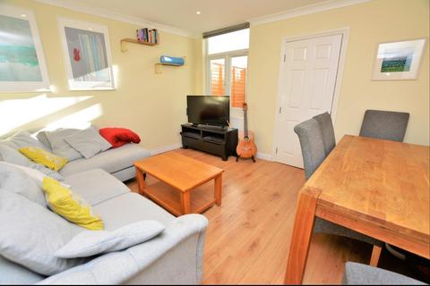 2 bedroom flat to rent, Pitcairn Road, Mitcham, CR4