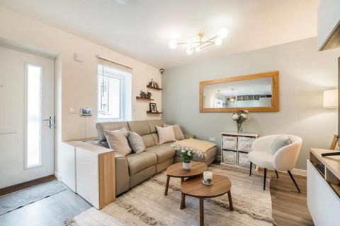 3 bedroom flat for sale, Plum Mews, London, SW17