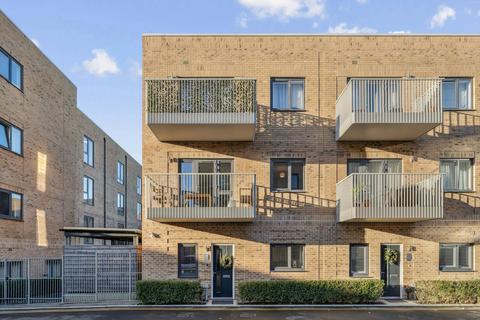 3 bedroom flat for sale, Plum Mews, London, SW17