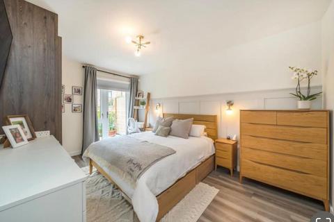 3 bedroom flat for sale, Plum Mews, London, SW17