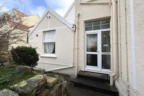 4 bedroom flat to rent, Emslie Road, Falmouth