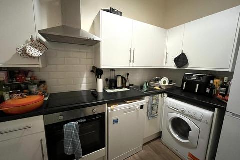 4 bedroom flat to rent, Emslie Road, Falmouth