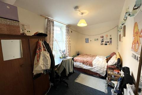 4 bedroom flat to rent, Emslie Road, Falmouth